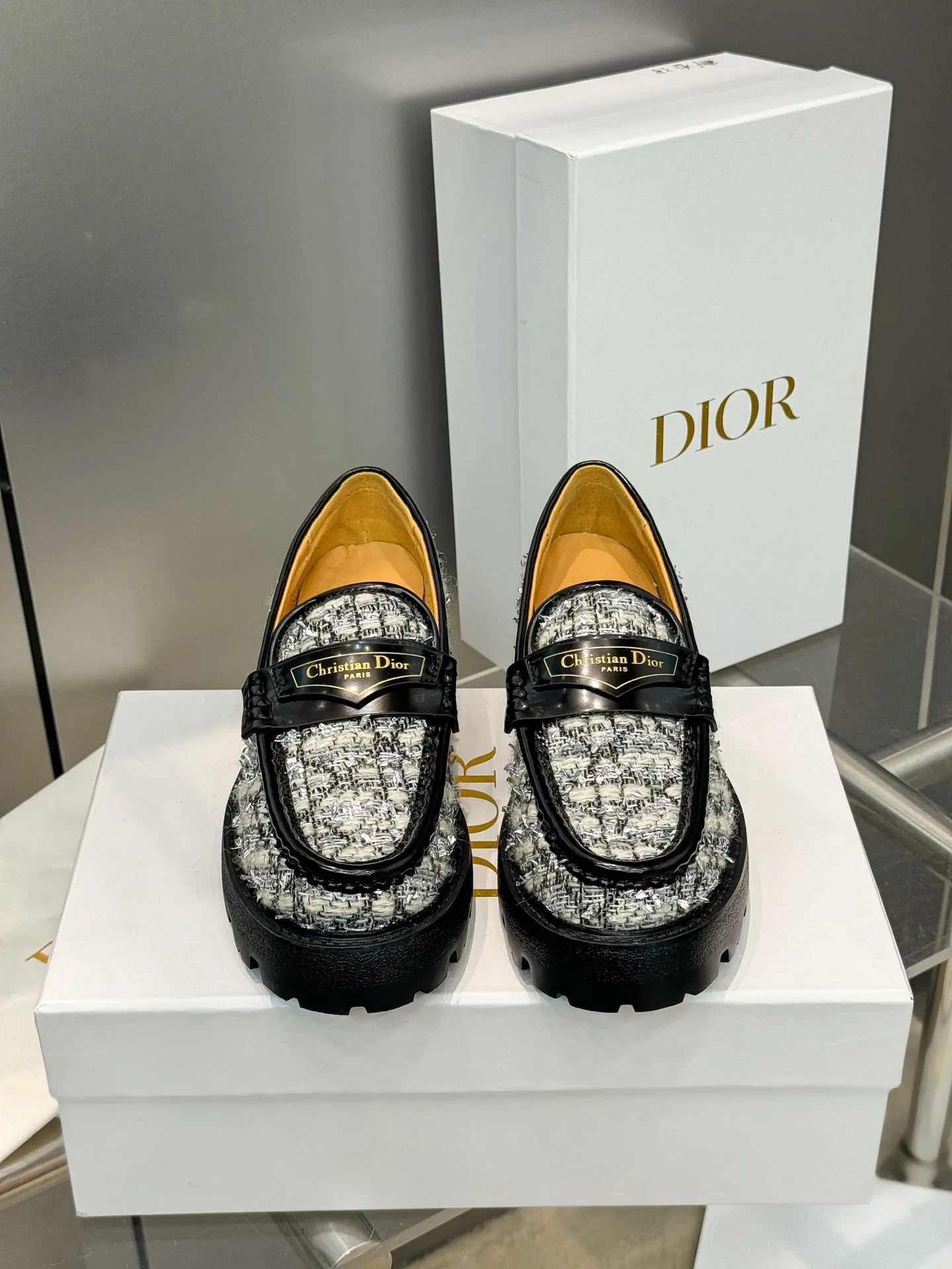 👟👟Ex-factory price 600👟👟 Dior 2024 new autumn and winter D-Boy letter logo color-blocked thick-soled women's shoes. Star's same style slip-on belt buckle round-toe retro low-heeled loafers. Material: imported open-edge beaded cowhide stitching eco-friendly rattan plaid tweed + water-dyed sheepskin lining + original molded IP outsole. Bottom thickness: 3.5CM Size: 35-42 (41.42 customized, non-refundable and non-exchangeable)